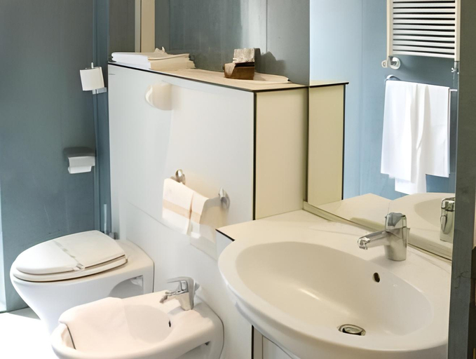 Bathroom 2, Hotel Medusa, Savona