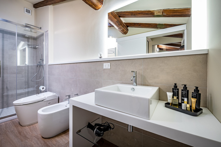Bathroom 4, Garibaldi Palace, Prato