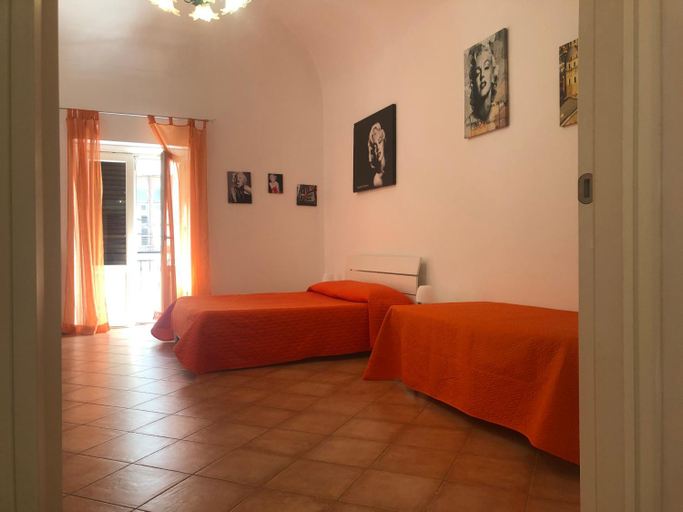 Others 5, Casa arancio, Palermo
