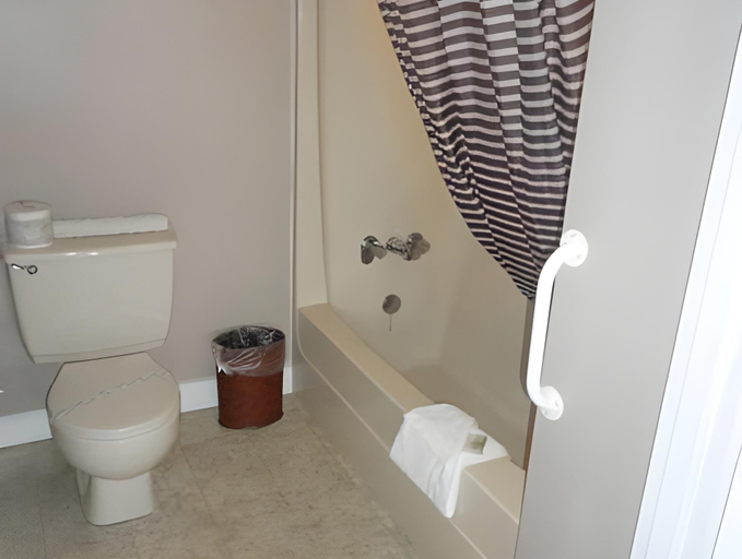 Bathroom 2, Thunderbird Motor Inn, Cowichan Valley