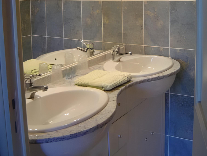 Bathroom 3, Relais de Beze, Côte-d'Or