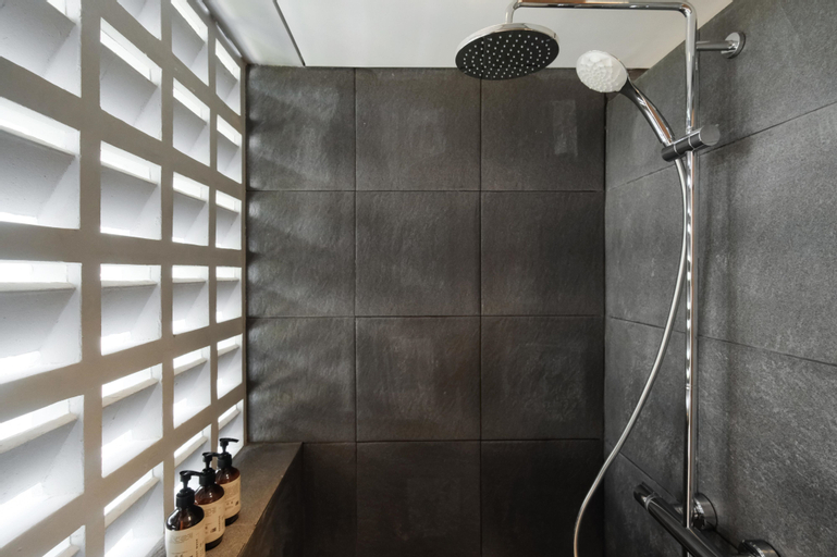 Bathroom 10