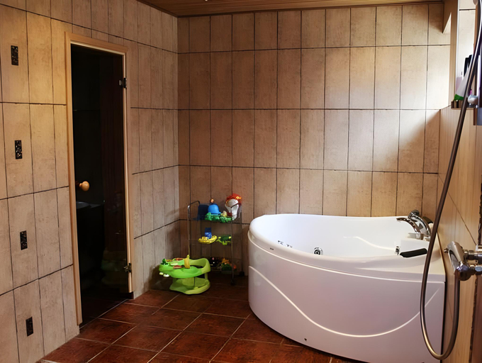 Bathroom 2, Krapi Guesthouse, Haademeeste
