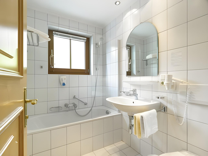 Bathroom 4, Aparthotel Acksteiner inklusive Sommerkarte PREMIUM, Landeck