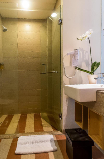 Bathroom 10