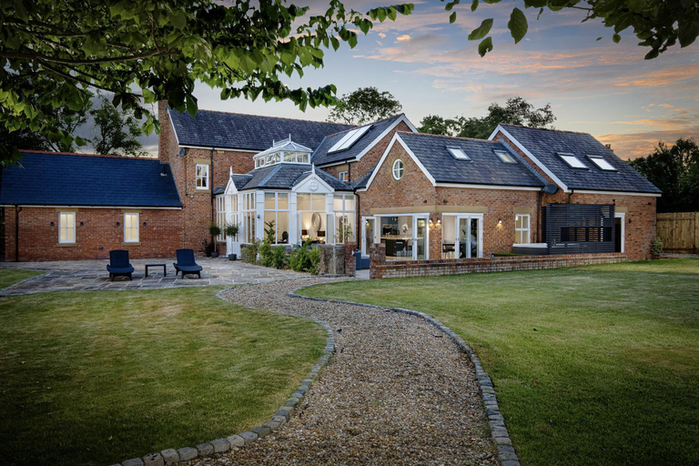 Exterior & Views