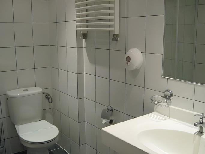 Bathroom 2, Hotel Gromada Medical SPA Busko Zdroj, Busko