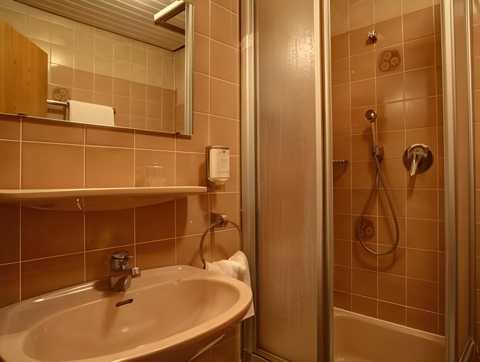 Bathroom 2, Hotel-Restaurant Zum Babbelnit, Mainz