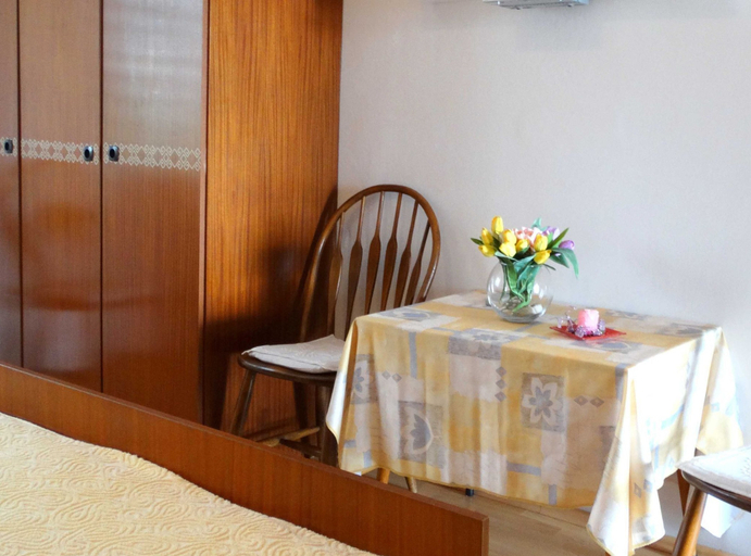Room 4, Comfortable Crikvenica Studio Apartments With Balcony, Crikvenica