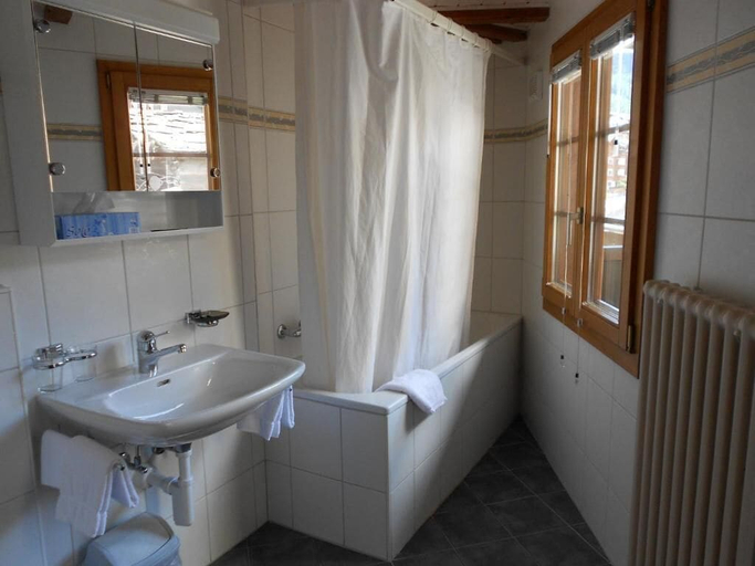 Bathroom 5, Hotel Restaurant Le Mazot Zermatt, Visp