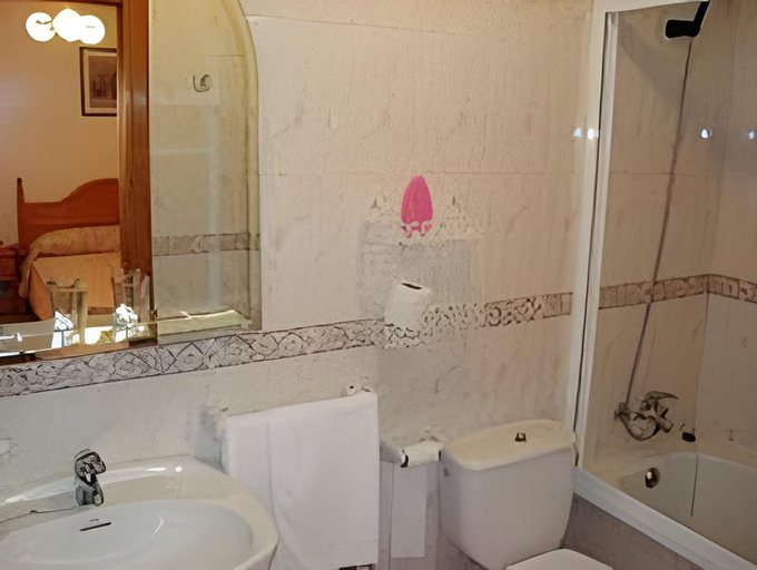 Bathroom 3, Hostal Juan Carlos, Almería