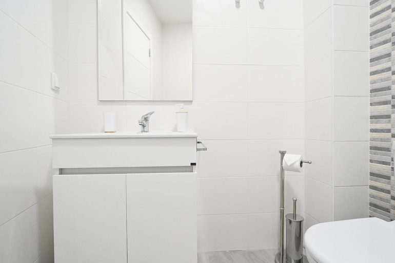 Bathroom 2, Right Place, Loures