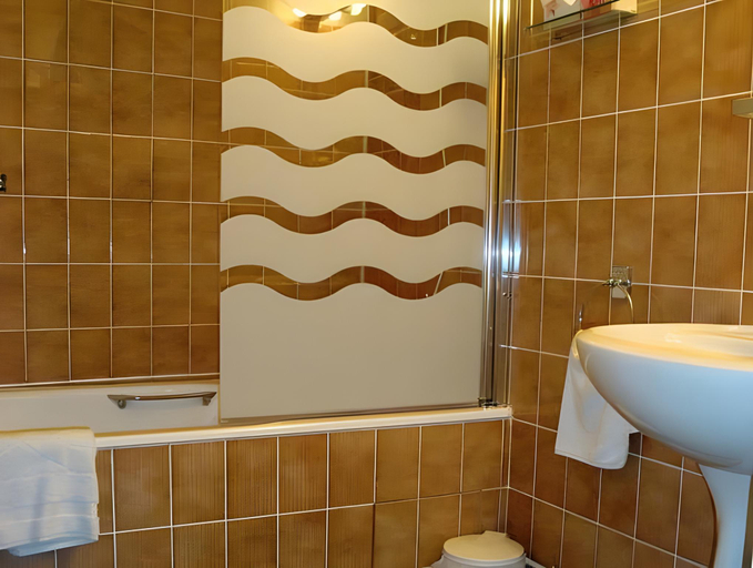 Bathroom 4, Les Rochers, Hautes-Pyrénées