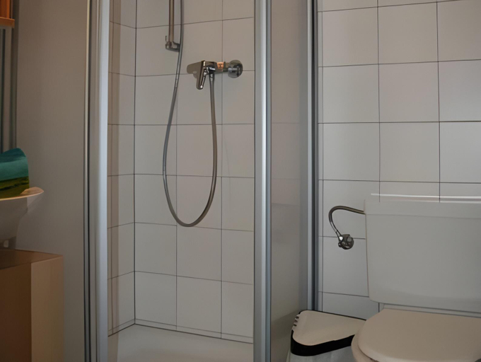 Bathroom 4, Mo's Apartments, Schwaz