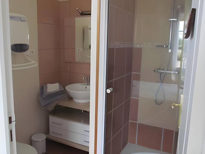 Bathroom 1, La Soierie, Indre
