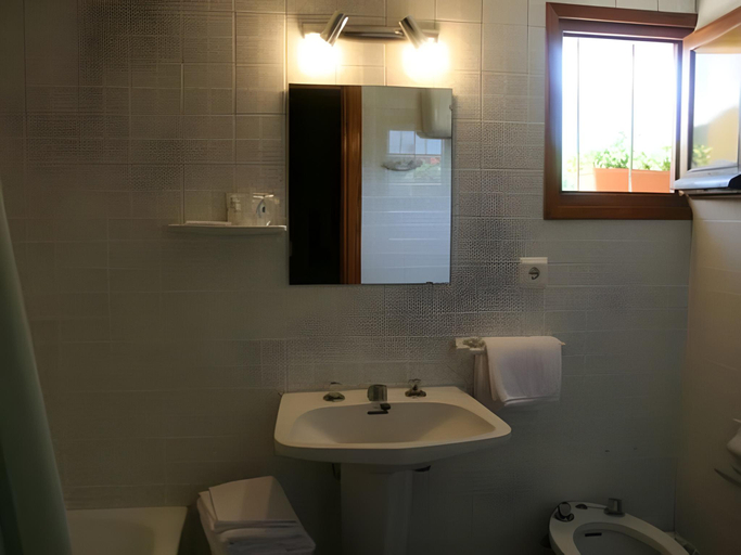 Bathroom 4, Hotel Vicente, Huesca