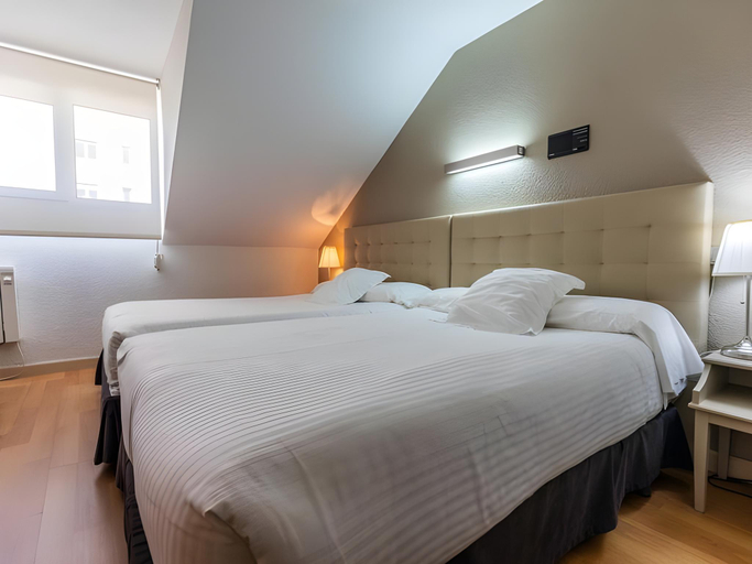 Bedroom 3, Hotel Apartamentos Don Carlos, Cantabria