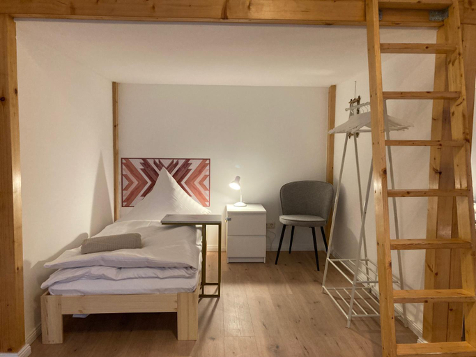Others 4, Minimal Hostel No.43, Berlin