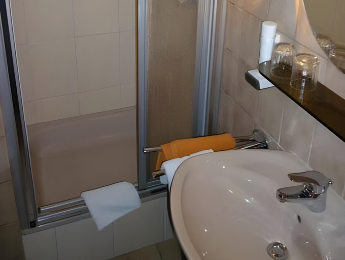 Bathroom 3, Hotel - Landgasthof Obermaier Zum Vilserwirt, Landshut