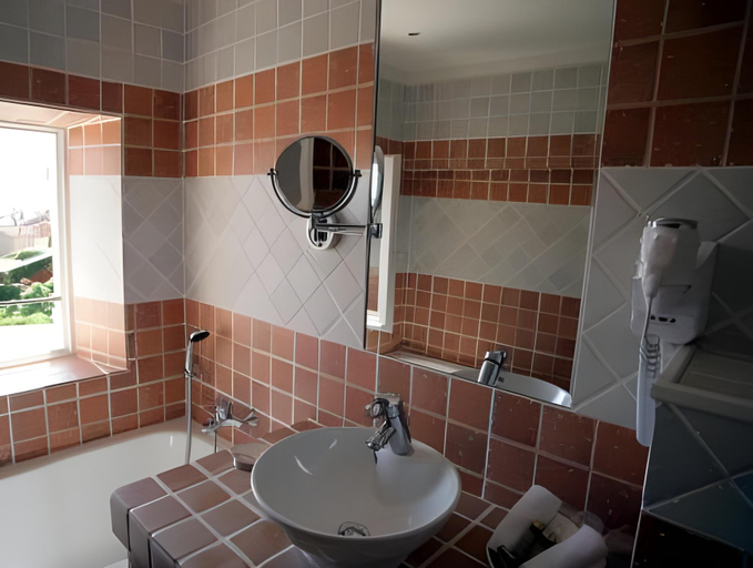 Bathroom 3, Omma, Vaucluse