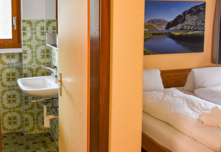 Bedroom 3, Hotel Pazzola, Surselva