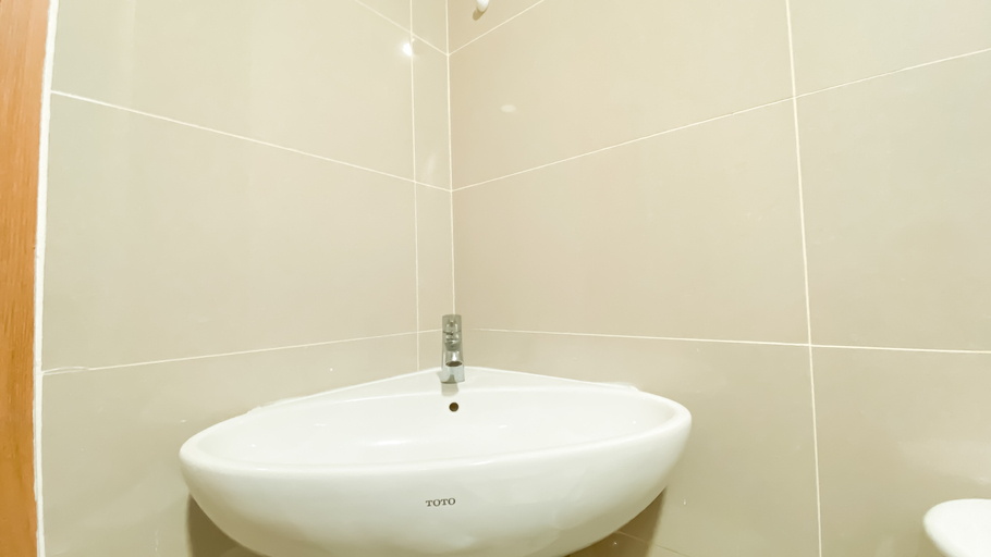 Bathroom 3, Fully Furnished 1BR Apartment B Residence By Travelio, Tangerang Selatan