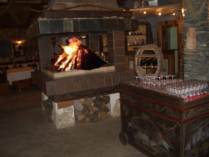 Food & Drinks 2, Studios in Sveta Elena complex with mineral pool, Varna