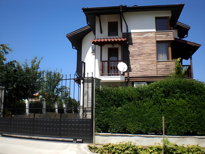Exterior & Views