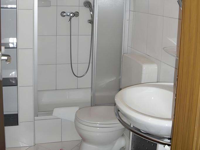 Bathroom 2, Gastehaus Cramer, Bad Kissingen