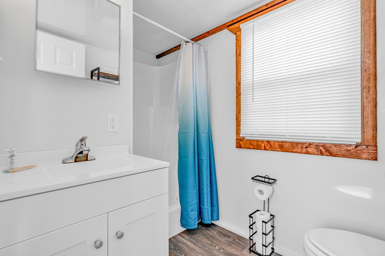 Bathroom 2, Yacht Haven, Monroe