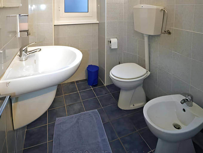 Bathroom 4, Duca's Guest House, Torino