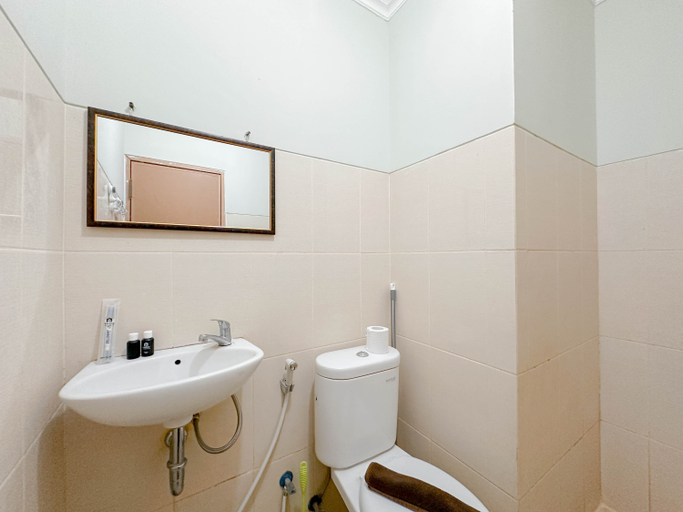 Bathroom 5, 2BR Best Deal and Homey at Bale Hinggil Apartment By Travelio, Surabaya