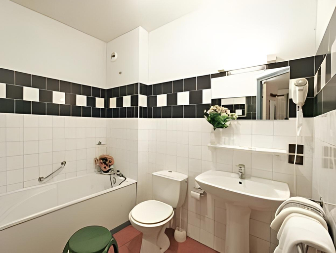 Bathroom 3, Hotel Restaurant du Fronton - Maison Bonnet, Pyrénées-Atlantiques