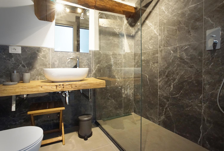 Bathroom 25