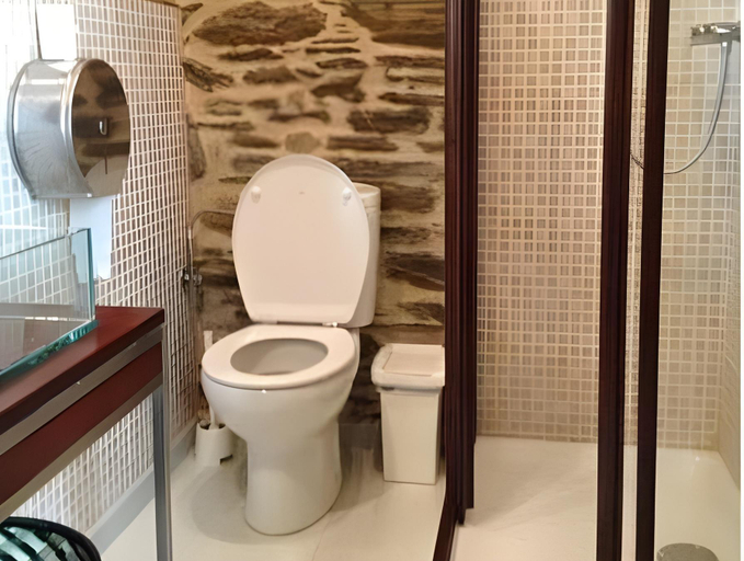 Bathroom 5, Albergue Mayor, Lugo