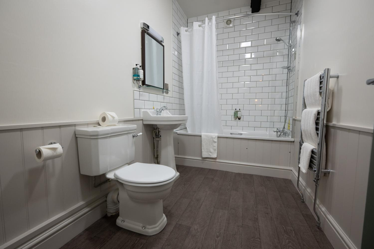 Bathroom 3, Rockingham Arms by Good Night Inns, Barnsley