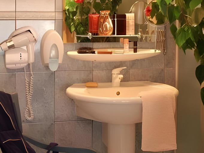 Bathroom, Hotel Restaurant Les Pins logis, Bas-Rhin