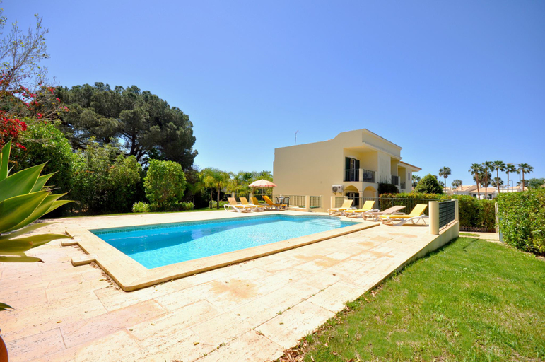 Sport & Beauty 2, Fantastic family private pool villa, free Ac and Wifi, Loulé