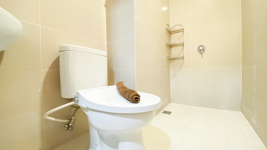 Bathroom 4, Fully Furnished 1BR Apartment B Residence By Travelio, Tangerang Selatan