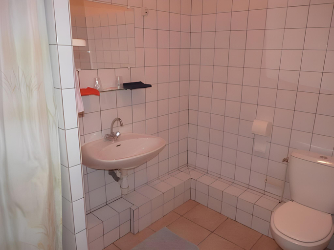 Bathroom 2, Hotel Regina, Bouches-du-Rhône