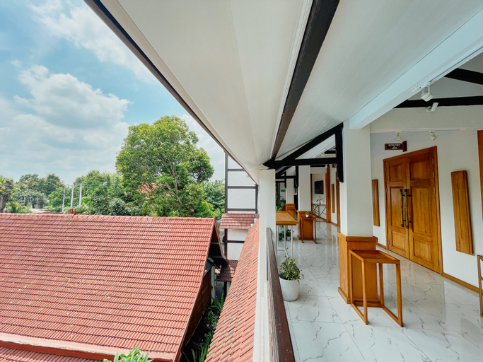 Exterior & Views 23