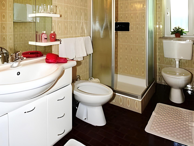 Bathroom 2, Luxury B&B August, Bolzano