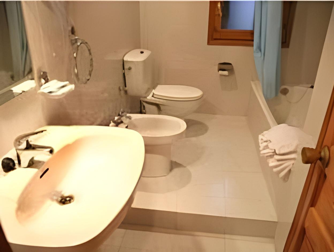 Bathroom, Hotel Eriste, Huesca