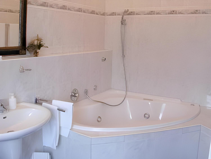 Bathroom 4, Hotel Haus Kleimann-Reuer, Recklinghausen