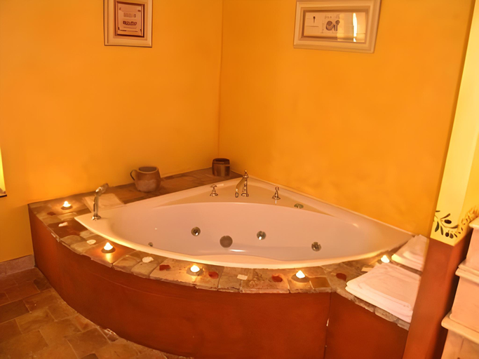 Bathroom 2, Le Manoir de Gatines, Maine-et-Loire