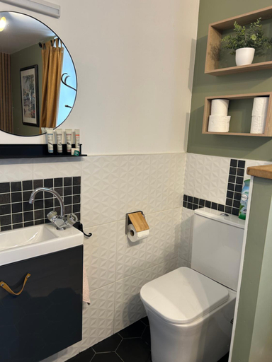 Bathroom 3, Le relais du bord de seine, Eure