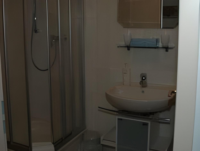 Bathroom 3, Hotel Garni Haus Zum Gutenberg, Freising
