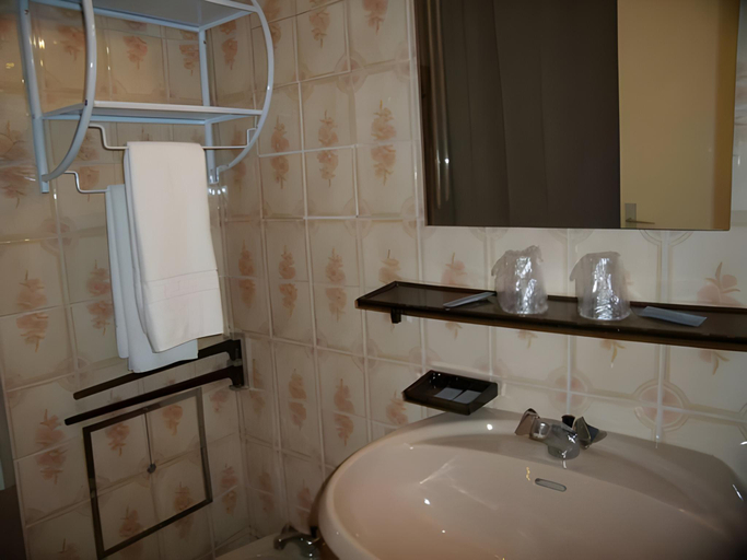 Bathroom 3, Hotel Le Relais, Gers