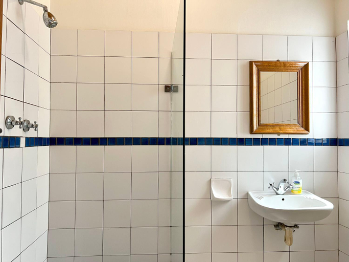 Bathroom 3, Long Street Backpackers, City of Cape Town