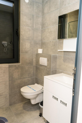 Bathroom 2, Merak Rooms & Caffe Bar, Ruma